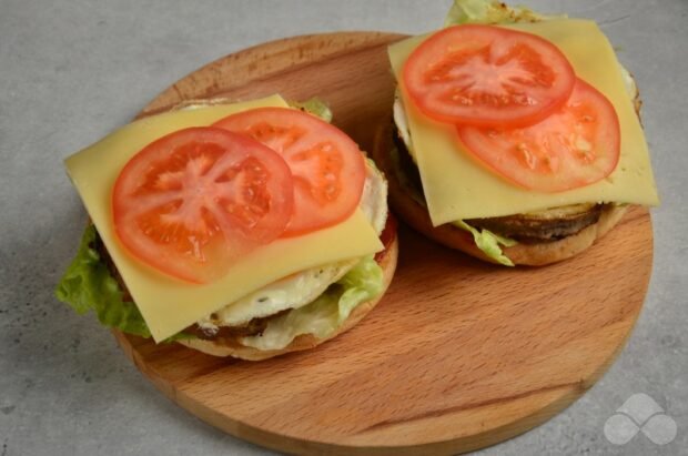 Hamburger with egg and tomatoes: photo of recipe preparation, step 6