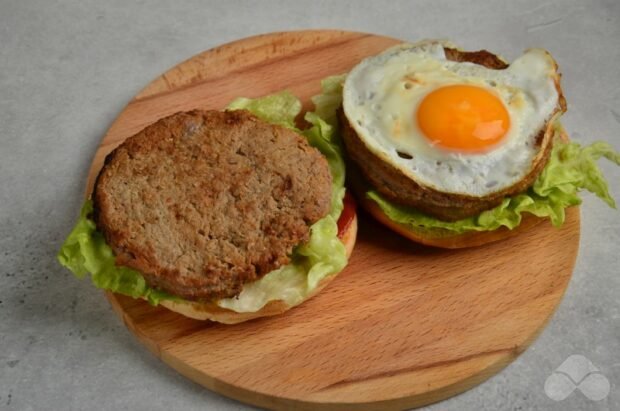 Hamburger with egg and tomatoes: photo of recipe preparation, step 4