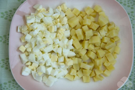 Salad with sea cocktail and mayonnaise: photo of recipe preparation, step 3