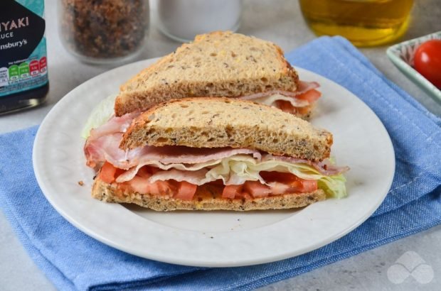 Bacon and vegetable sandwiches