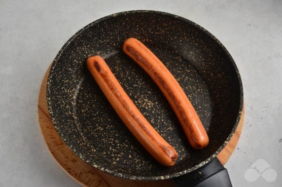 Homemade hot dog with fried sausage, tomatoes and green onions: photo of recipe preparation, step 1