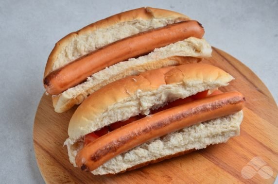 Homemade hot dog with fried sausage, tomatoes and green onions: photo of recipe preparation, step 5