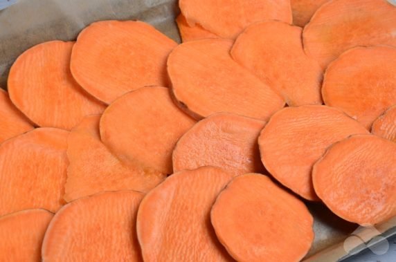 Homemade sweet potato chips: photo of recipe preparation, step 2