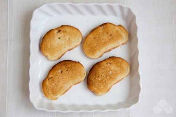 Hot sandwiches with tomatoes and sprats: photo of recipe preparation, step 1