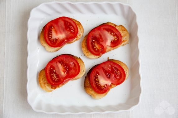 Hot sandwiches with tomatoes and sprats: photo of recipe preparation, step 2