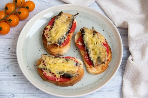 Hot sandwiches with tomatoes and sprats