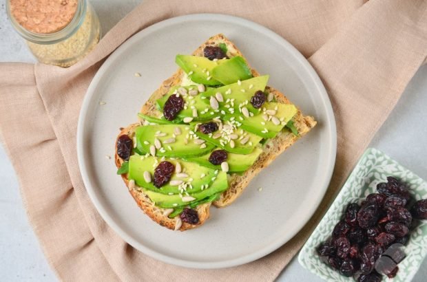 Avocado and cranberry sandwiches