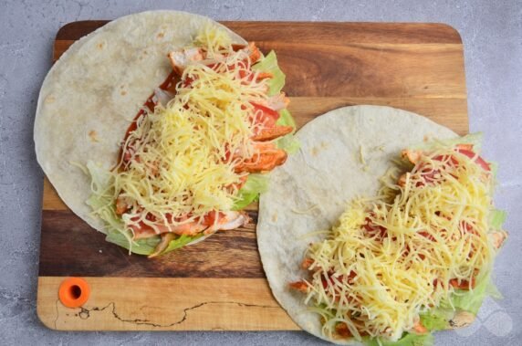 Taco with chicken, vegetables and cheese: photo of recipe preparation, step 4