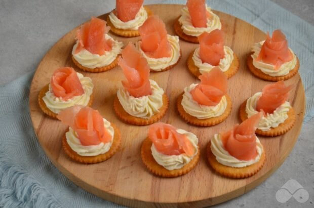 Crackers with red fish and cottage cheese: photo of recipe preparation, step 4