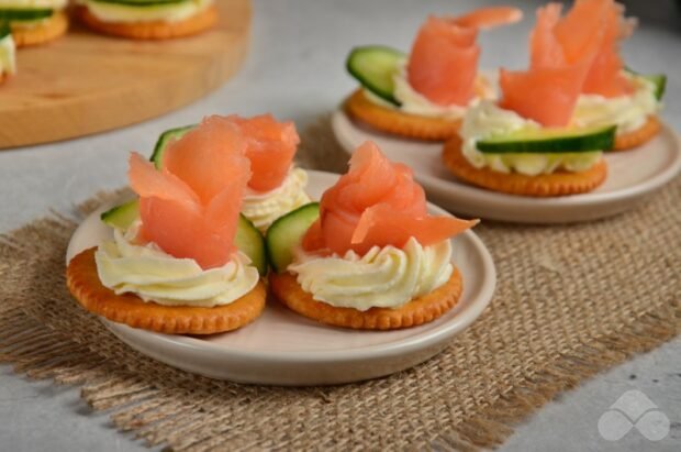 Crackers with red fish and cottage cheese