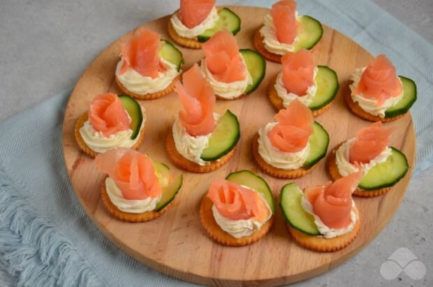 Crackers with red fish and cottage cheese: photo of recipe preparation, step 5