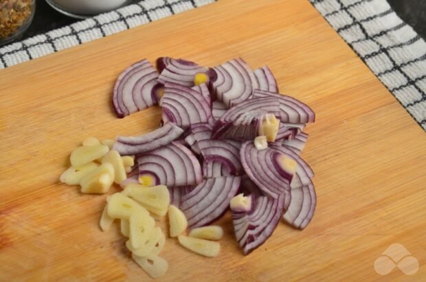 Lightly salted tomatoes with onions: photo of recipe preparation, step 3