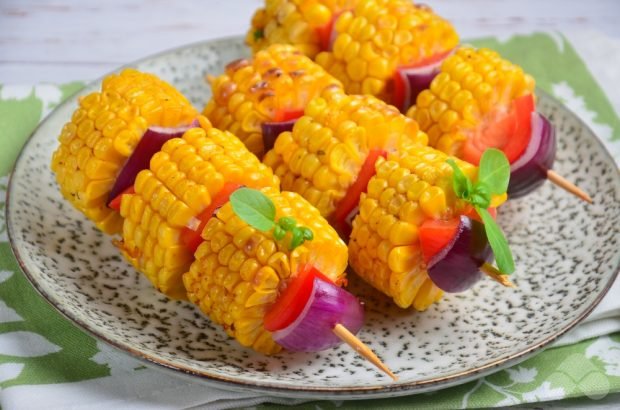 Grilled corn with vegetables