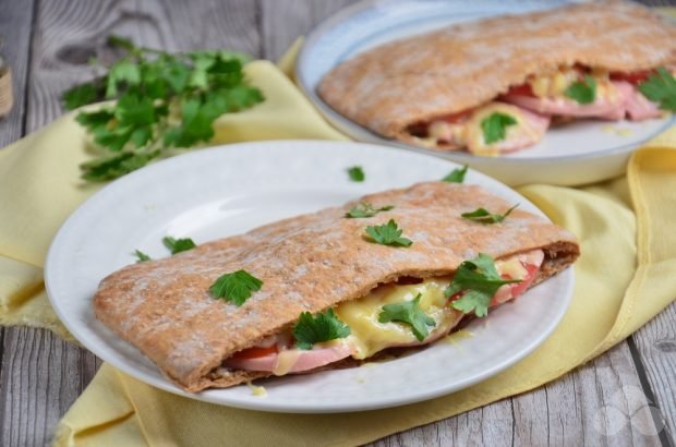 Pita with sausage, cheese and tomatoes