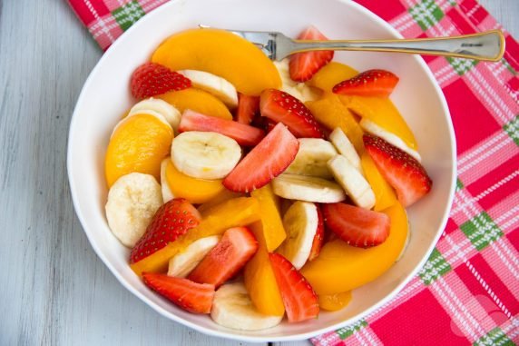 Salad with strawberries, bananas and peaches: photo of recipe preparation, step 3