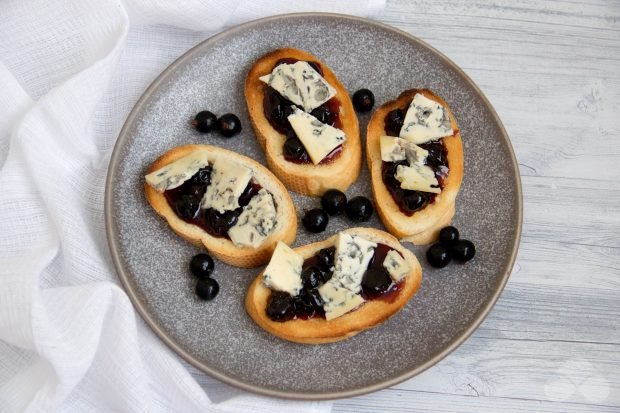 Sandwiches with jam and blue cheese