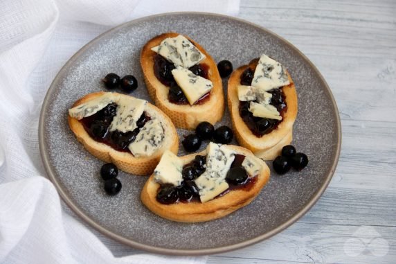 Sandwiches with jam and blue cheese: photo of recipe preparation, step 3