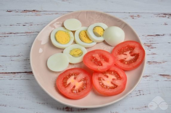 Sandwiches with chicken fillet, eggs and tomatoes: photo of recipe preparation, step 3