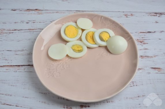 Sandwiches with chicken fillet, eggs and tomatoes: photo of recipe preparation, step 2