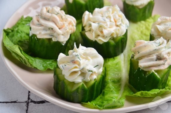 Canapes with cucumbers and red caviar: photo of recipe preparation, step 3