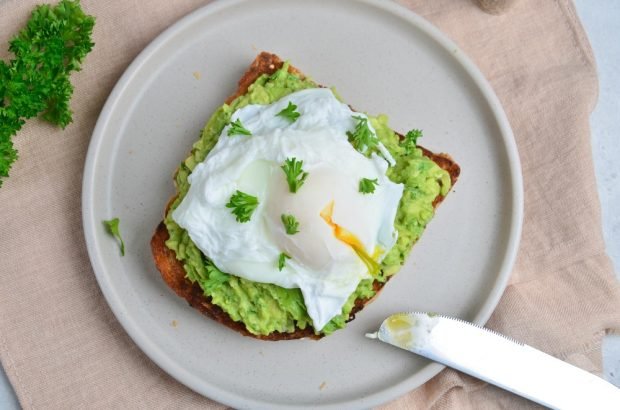 Sandwich with avocado and poached egg