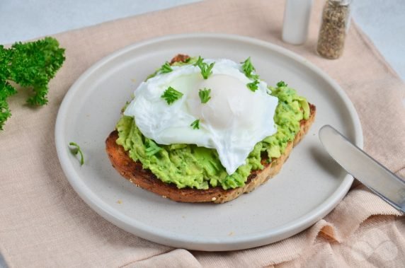 Sandwich with avocado and poached egg: photo of recipe preparation, step 6