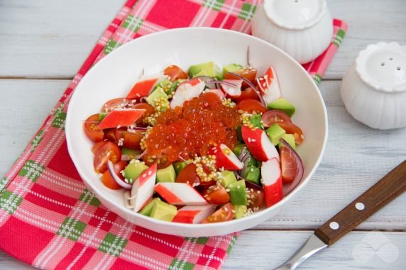 Salad with crab sticks and red caviar: photo of recipe preparation, step 4