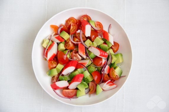 Salad with crab sticks and red caviar: photo of recipe preparation, step 2