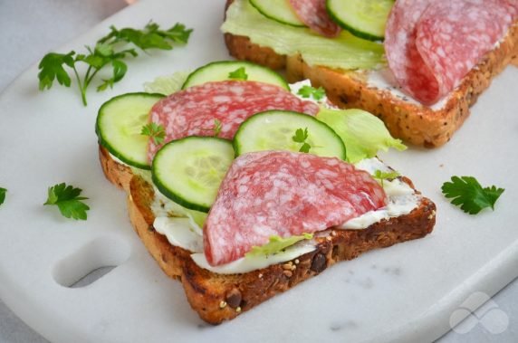 Sandwiches with salami, cucumber and cottage cheese: photo of recipe preparation, step 3