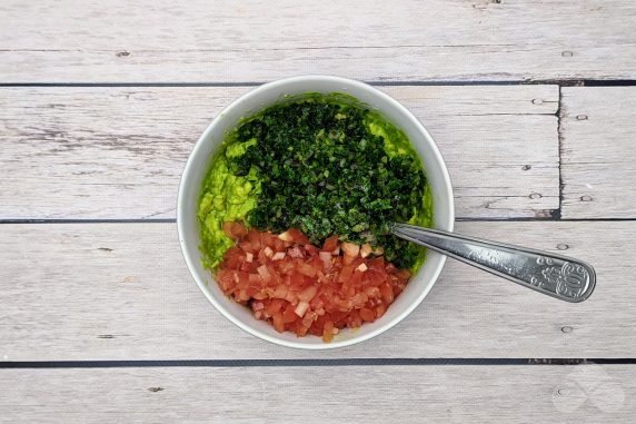 Classic guacamole with avocado: photo of recipe preparation, step 6