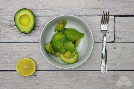 Classic guacamole with avocado: photo of recipe preparation, step 4