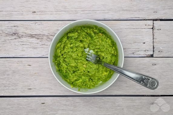 Classic guacamole with avocado: photo of recipe preparation, step 5