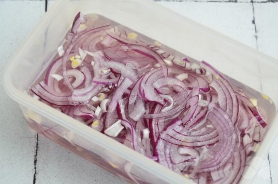 Pickled purple onion with cloves and star anise: photo of recipe preparation, step 3