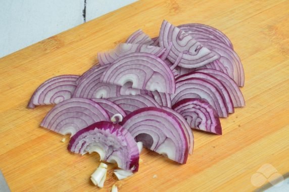 Pickled purple onion with cloves and star anise: photo of recipe preparation, step 1