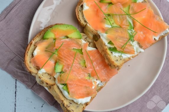 Sandwiches with salmon, avocado and cottage cheese: photo of recipe preparation, step 4