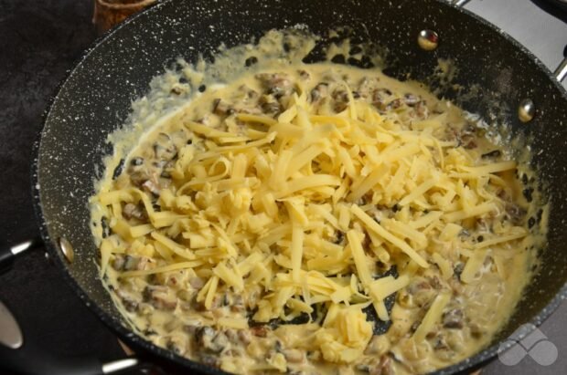 Julienne with mushrooms in tartlets : photo of recipe preparation, step 4