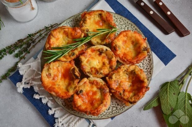 Julienne with mushrooms in tartlets is a simple and delicious recipe with photos (step by step)