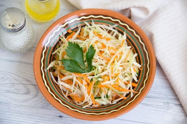 Quick cabbage, carrot and cucumber salad