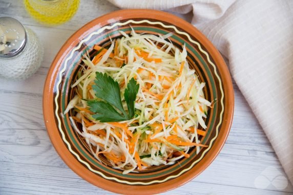 Quick cabbage, carrot and cucumber salad: photo of recipe preparation, step 3