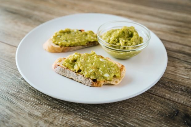 Guacamole with shrimp is a simple and delicious recipe, how to cook step by step