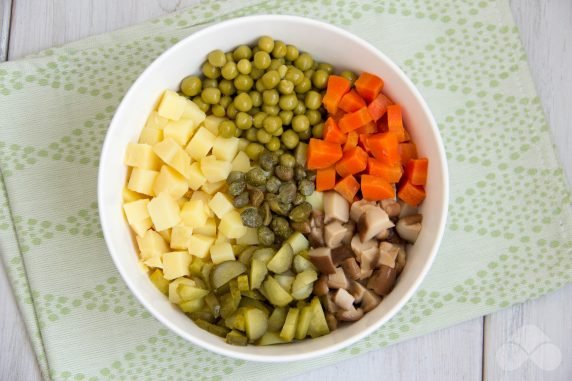 Vegetarian salad Olivier: photo of recipe preparation, step 2