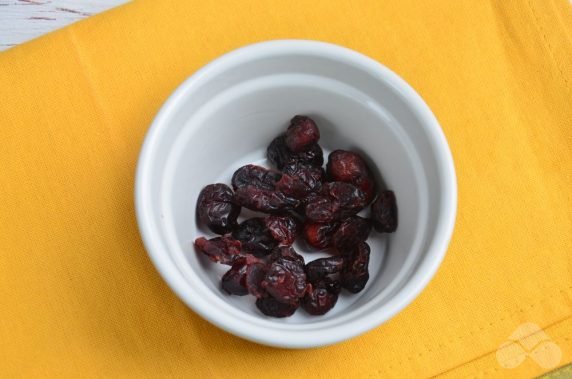 Meat salad with chicken, celery and dried cranberries: photo of recipe preparation, step 2