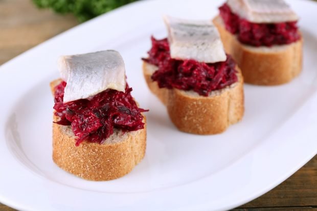 Beetroot and herring sandwiches 