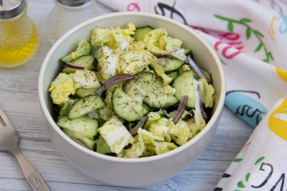 Peking Cabbage Salad with cucumbers: photo of recipe preparation, step 3