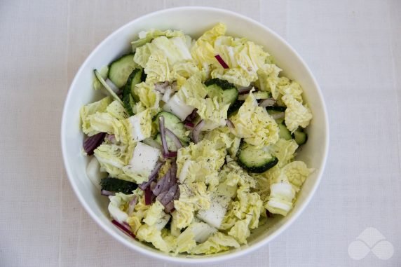 Peking Cabbage Salad with cucumbers: photo of recipe preparation, step 2