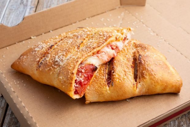 Calzone with chicken and cheese is a simple and delicious recipe, how to cook step by step