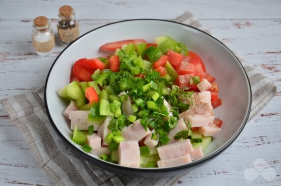 Salad with fresh vegetables and ham: photo of recipe preparation, step 3