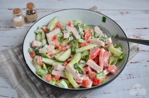 Salad with fresh vegetables and ham: photo of recipe preparation, step 4