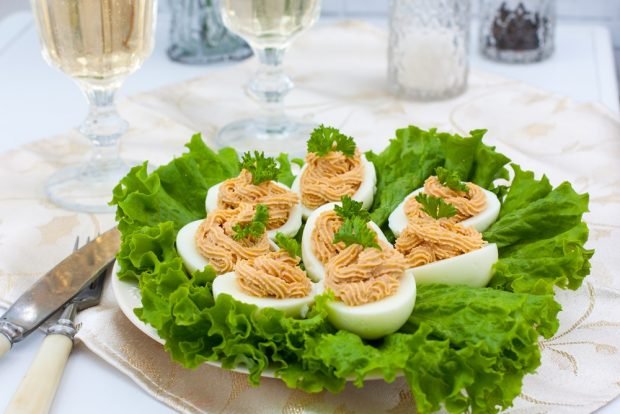 Eggs stuffed with cod liver