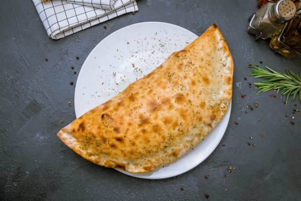 Calzone with cheese and ham